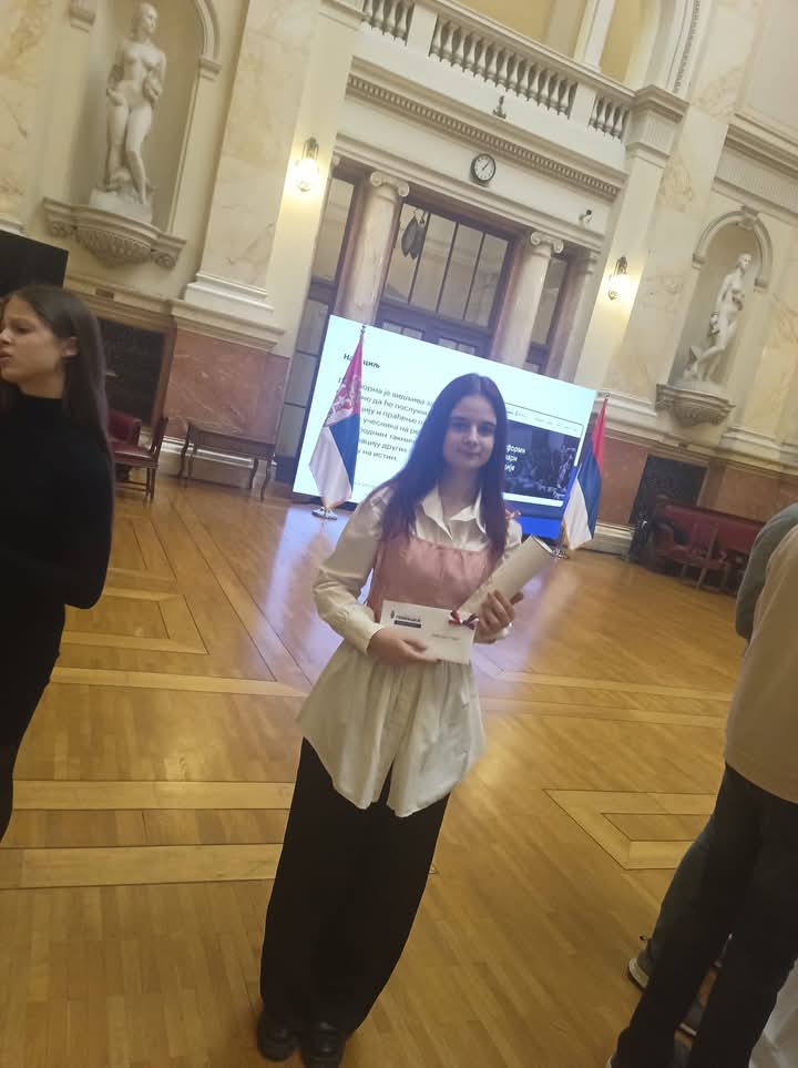 Змињак. Анђелина Тадић, децембра 2024. присуствовала додели награда у Народној скупштини Републике Србије као једна од три најуспешнија ученика из ликовне културе у Србији од петог до осмог разреда